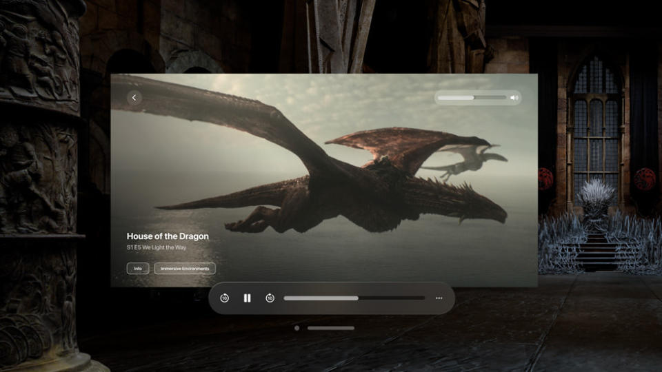 Image de l'application Max sur VisionOS.  Un écran montrant la Maison du Dragon flotte au centre avec la salle du Trône de Fer en arrière-plan.