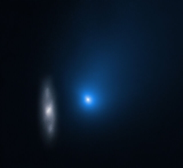 2I/Borisov apparaît comme un point bleu flou devant une galaxie spirale lointaine (à gauche) sur cette image de novembre 2019 prise par le télescope spatial Hubble alors que l'objet se trouvait à environ 200 millions de kilomètres de la Terre.