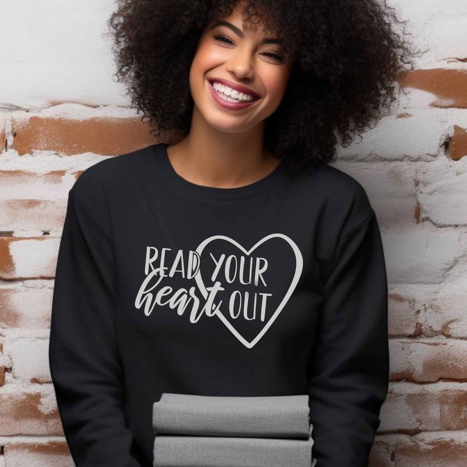 image d'une femme noire portant un sweat-shirt noir avec un texte blanc qui dit "lisez à haute voix." 