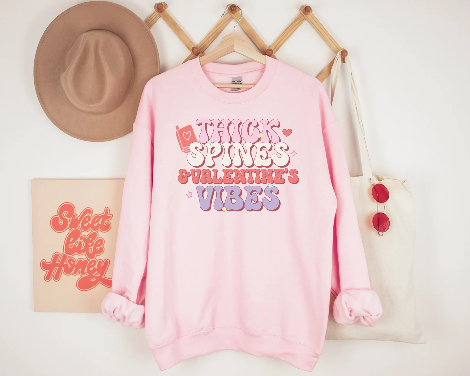 image d'un sweat-shirt rose avec le texte "des épines épaisses et des vibrations de la Saint-Valentin."