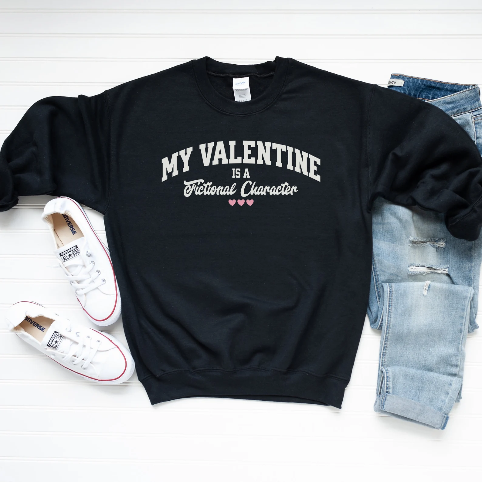 Image d'un sweat-shirt noir sur lequel on peut lire "ma Saint-Valentin est un personnage fictif."