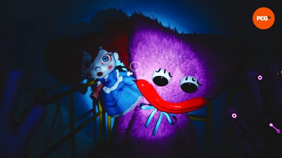 Revue de Poppy Playtime Chapitre 3 : Poppy est assise sur l'épaule de Kissy Missy, tandis que le joueur braque une lampe de poche sur la paire.