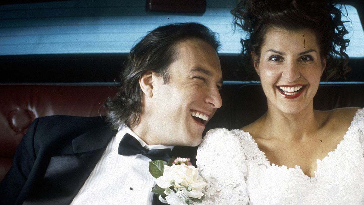 Ian (John Corbett) et Toula (Nia Vardalos) rient sur la banquette arrière d'une voiture dans une capture d'écran de My Big Fat Greek Wedding