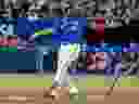 Le joueur de premier but des Blue Jays de Toronto, Vladimir Guerrero Jr. (27 ans), regarde le ballon après avoir réussi un home run de deux points.