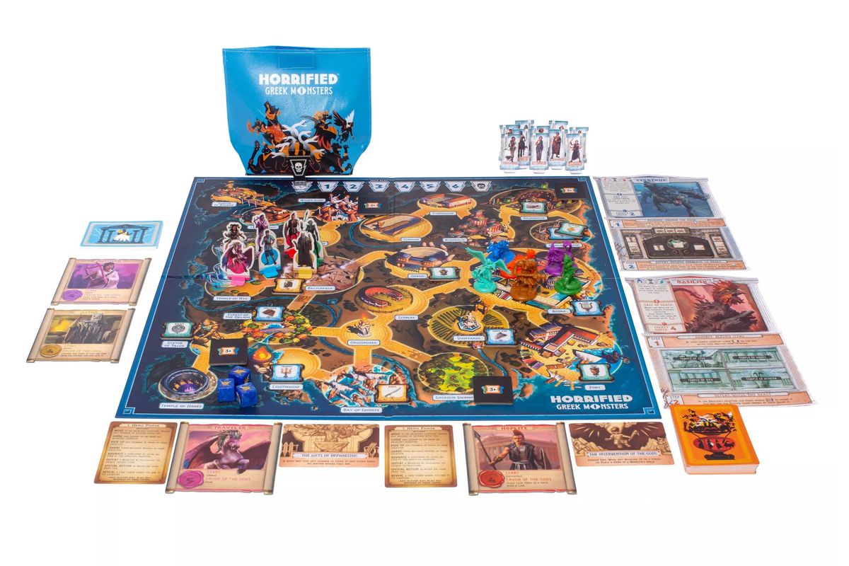 Une photo de haut en bas du jeu de table Horrified: Greek Monsters de Ravensburger avec le plateau, les cartes et les pièces en jeu.