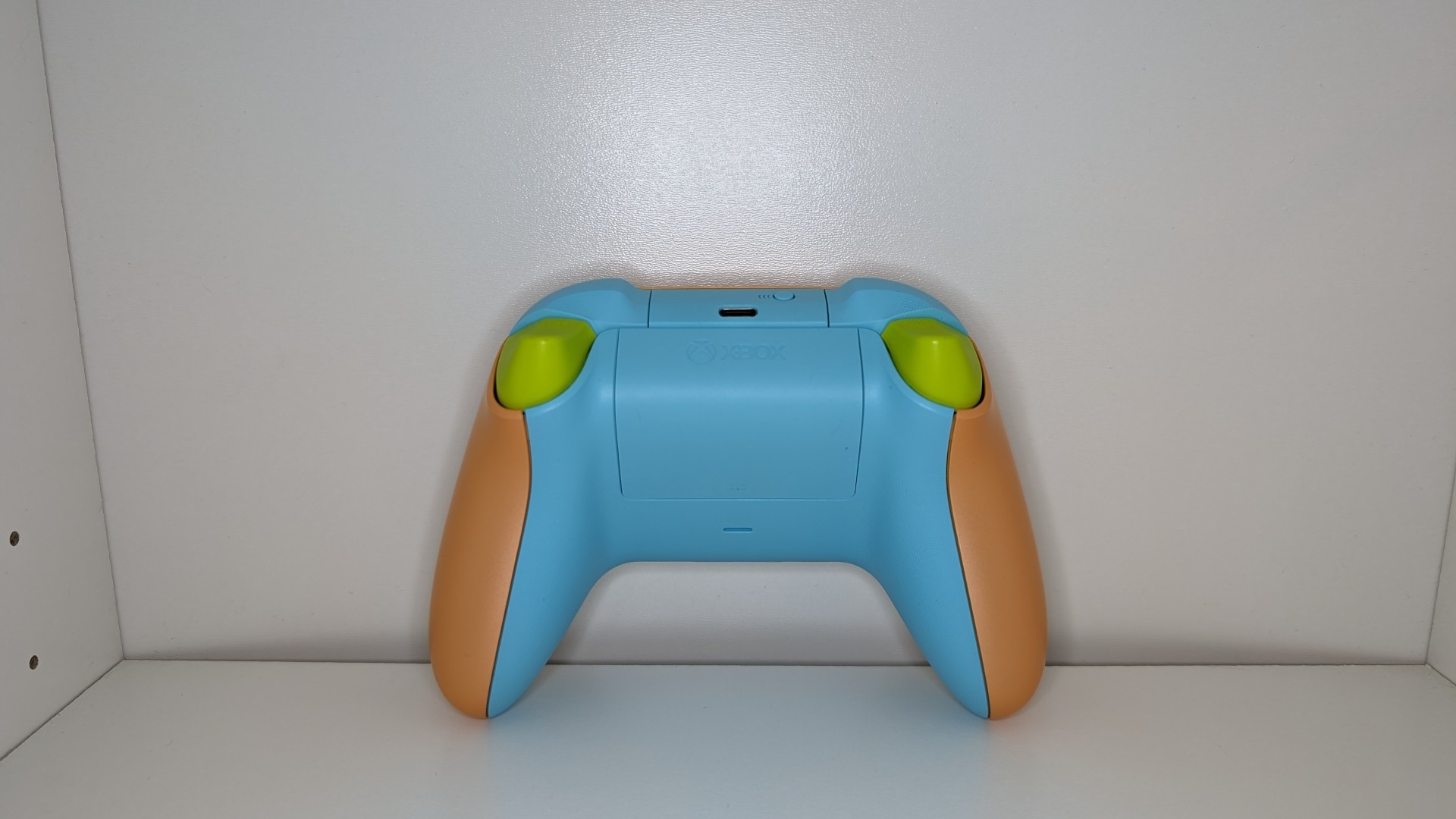 Image d'examen de la manette sans fil Xbox montrant le profil arrière de la manette.