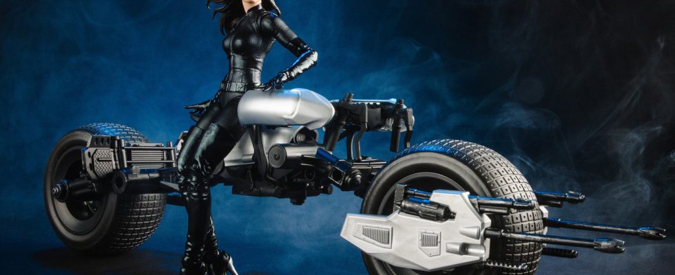 Trucs sympas : La figurine Dark Knight Rises Catwoman de McFarlane Toys comprend le Batpod
