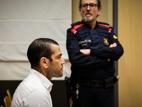 Le footballeur brésilien Dani Alves assiste au début de son procès devant la Haute Cour de Justice de Catalogne à Barcelone, le 5 février 2024.