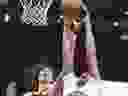 Les Raptors de Toronto Scottie Barnes (4) rebondissent sur le garde du Thunder d'Oklahoma City Josh Giddey (3) dans la seconde moitié d'un match de basket-ball de la NBA, le dimanche 4 février 2024, à Oklahoma City. 