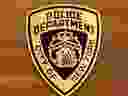 Le logo du NYPD est visible lors d'une conférence de presse au 1 Police Plaza le 18 avril 2023.