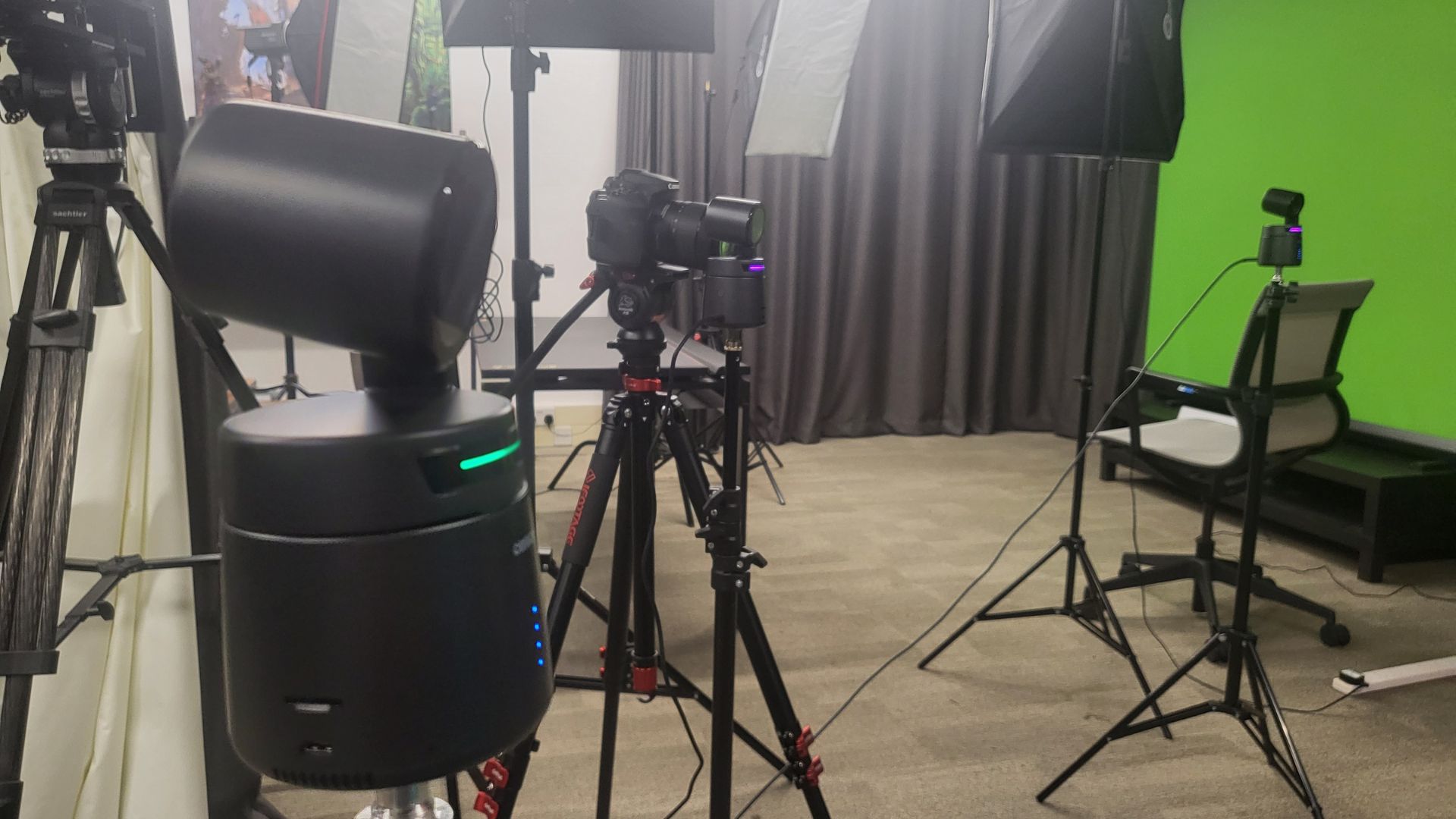 Configuration multi-caméras OBSBOT Tail Air dans un studio vidéo