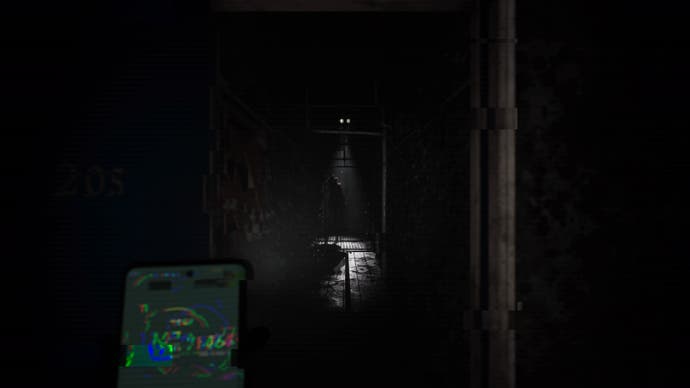 Silent Hill La capture d'écran du message court.  Au bout d’un couloir sombre se tient une étrange créature.  Bien qu’à moitié obscurcis par l’obscurité, on dirait que les cheveux sont faits de fleurs ou d’un buisson.