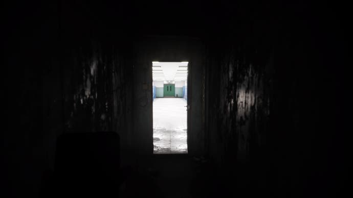 Silent Hill La capture d'écran du message court.  Vous regardez un couloir sombre.  Au bout, un autre couloir lumineux et propre vous attend, ses portes vertes vous attirent.