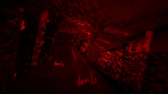 Silent Hill La capture d'écran du message court.  Un couloir rouge sang serpente devant vous.  Railleries manuscrites du mot 