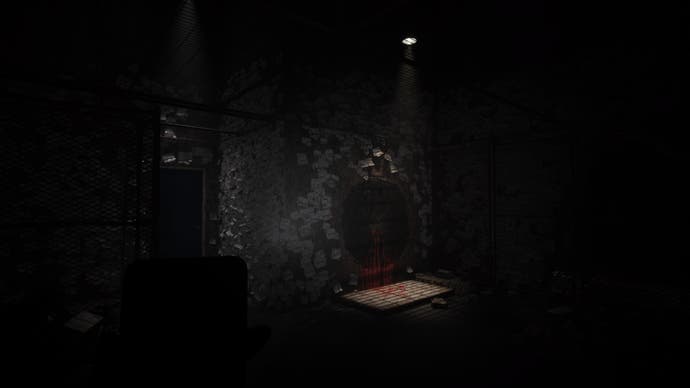 Silent Hill La capture d'écran du message court.  Un projecteur dans une pièce sale recouverte de post-it met en évidence un trou grossièrement dessiné, qui n'est pas sans rappeler le trou de l'appartement d'Henry dans Silent Hill 4.