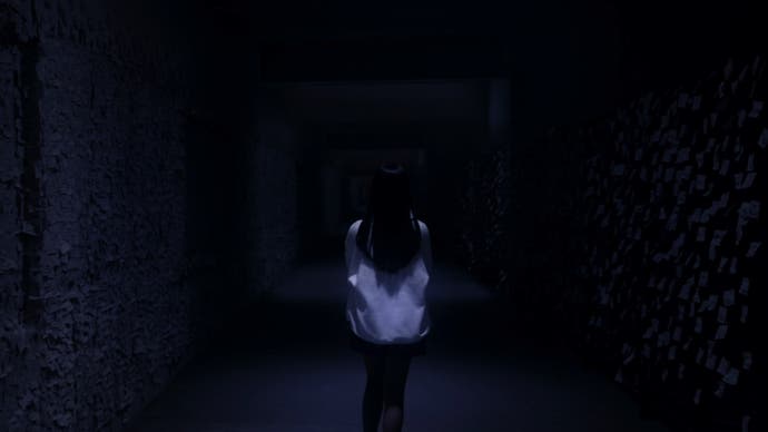 Silent Hill La capture d'écran du message court.  Dans une autre scène FMV, une écolière aux longs cheveux noirs s'éloigne de vous.  Des notes autocollantes se pressent autour d'elle, placardées sur les murs.
