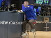 Les traders travaillent sur le parquet de la Bourse de New York.