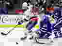 Pierre Engvall des Islanders de New York cherche le rebond du gardien des Maple Leafs Ilya Samsonov pendant la troisième période à Toronto, le lundi 5 février 2024. 