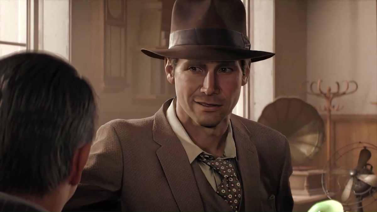 Indiana Jones, vêtu d'un costume marron et de son fedora classique, sourit à quelqu'un