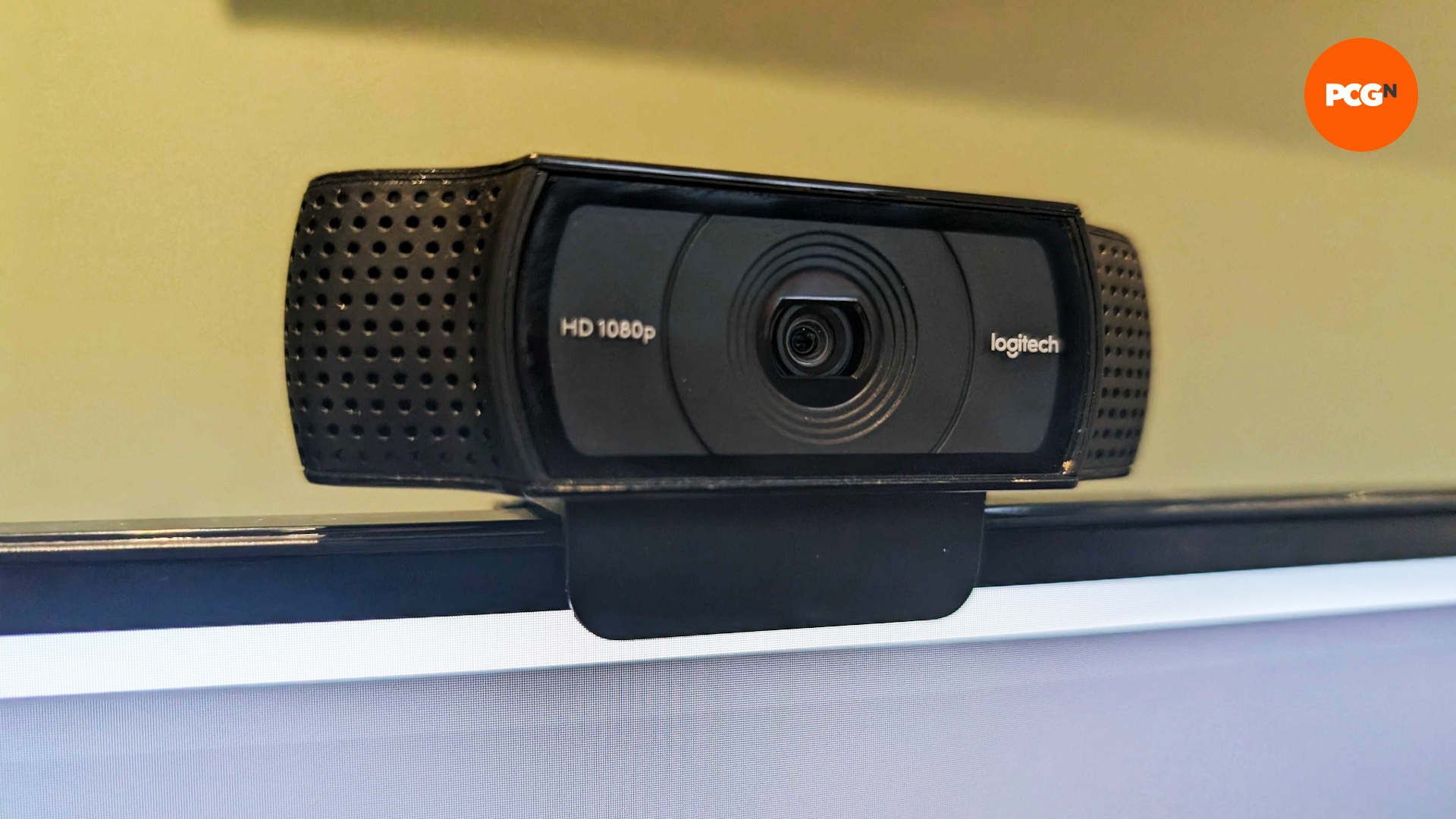 La webcam Logitech C920 HD Pro au-dessus d'un moniteur de PC