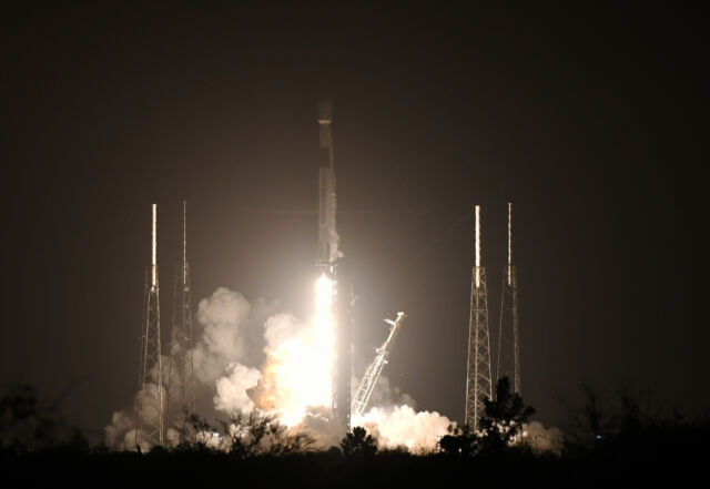 Une fusée SpaceX Falcon 9 décolle du Space Launch Complex 40 tôt jeudi avec le vaisseau spatial PACE de la NASA.