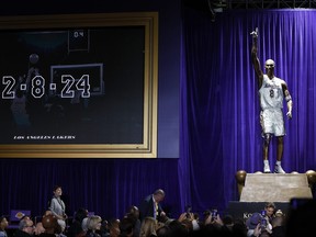 La statue de Kobe Bryant lors d'une cérémonie de dévoilement à la Crypto.com Arena le 8 février 2024 à Los Angeles, en Californie.