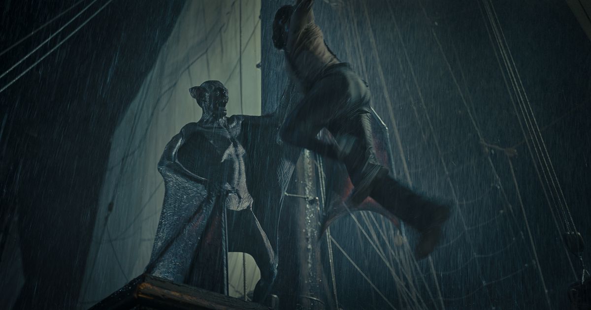 Dracula, ressemblant à une chauve-souris humanoïde sans poils, se tient au sommet du nid de pie d'un navire sous une sombre tempête de pluie, hissant un pauvre homme au-dessus de lui.