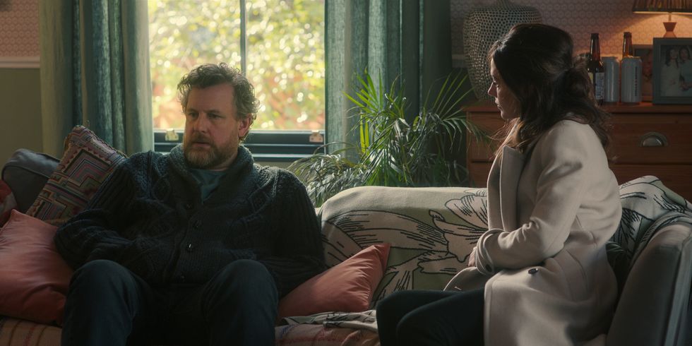 Marcus Garvey dans le rôle d'Eddie Walker, Michelle Keegan dans le rôle de Maya Stern assis ensemble sur un canapé dans Fool Me Once de Netflix
