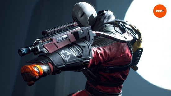 Un homme en costume rouge portant un masque argenté couvrant son visage lève une arme sur son bras, prêt à tirer