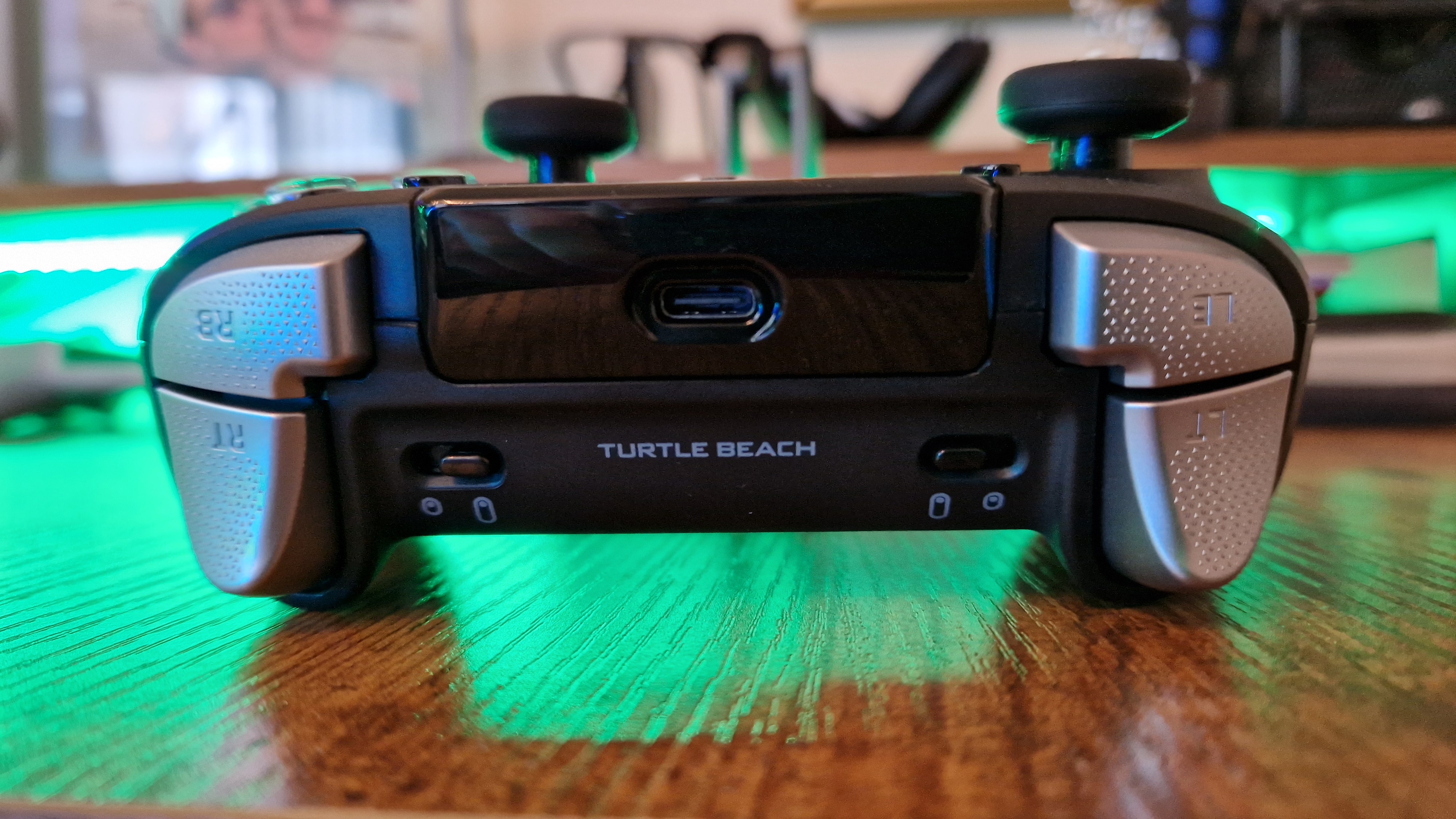 Turtle Beach Stealth Ultra Wireless examine l'image des épaules du contrôleur