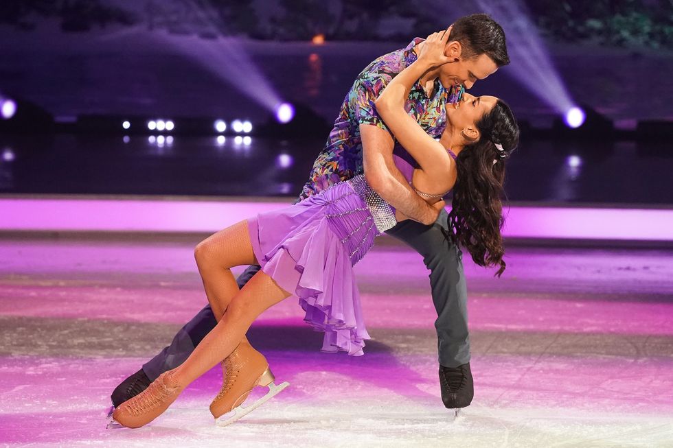 Amber Davies et Simon Seneca, dansant sur la glace
