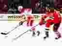NEWARK, NEW JERSEY - 08 FÉVRIER : Chris Tanev #8 des Flames de Calgary contrôle la rondelle alors que Timo Meier #28 des Devils du New Jersey défend pendant la première période au Prudential Center le 08 février 2024 à Newark, New Jersey.