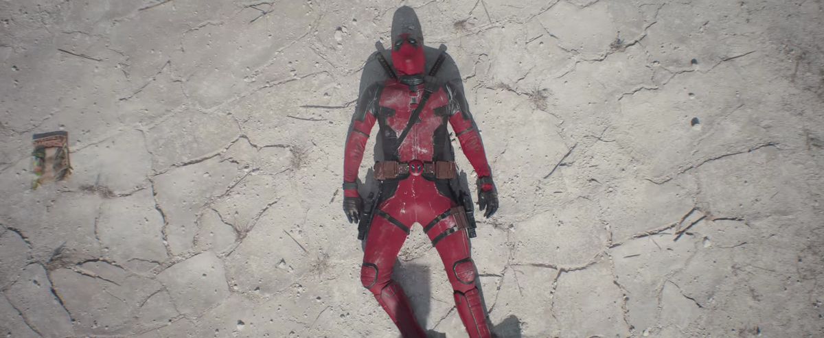Deadpool s'évanouit sur le sol du désert à côté d'une bande dessinée Secret Wars dans Deadpool &  Carcajou