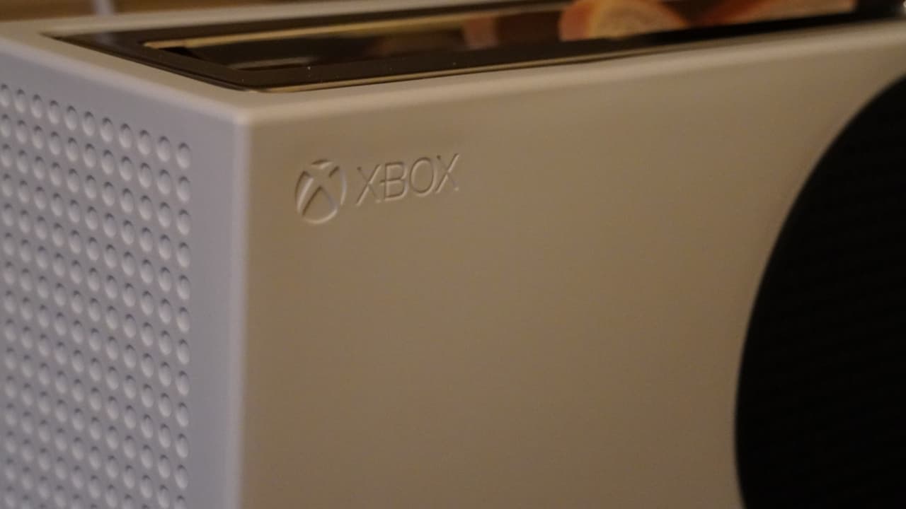 Un gros plan du logo Xbox sur le grille-pain Xbox Series S