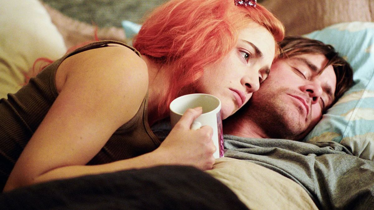 Joel et Clementine (Jim Carrey et Kate Winslet) sont couchés ensemble, lui détendu les yeux fermés, elle l'air anxieuse les yeux ouverts, dans Eternal Sunshine of the Spotless Mind
