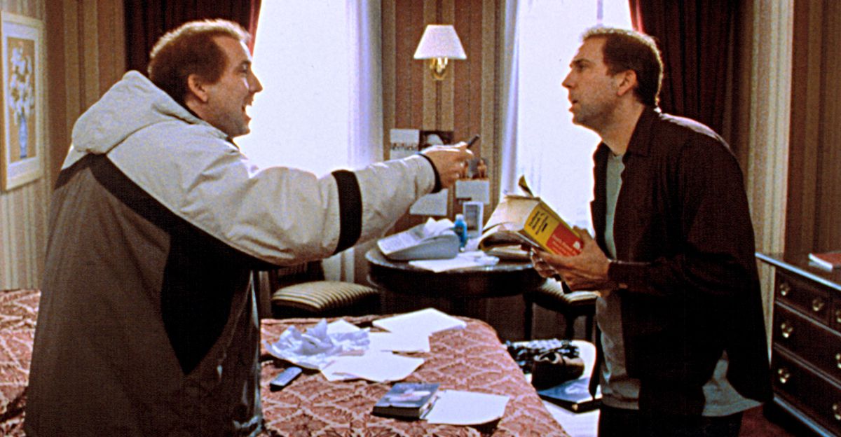 Charlie Kaufman et son frère jumeau Donald (tous deux Nicolas Cage) se crient dessus dans une chambre d'hôtel en désordre dans Adaptation