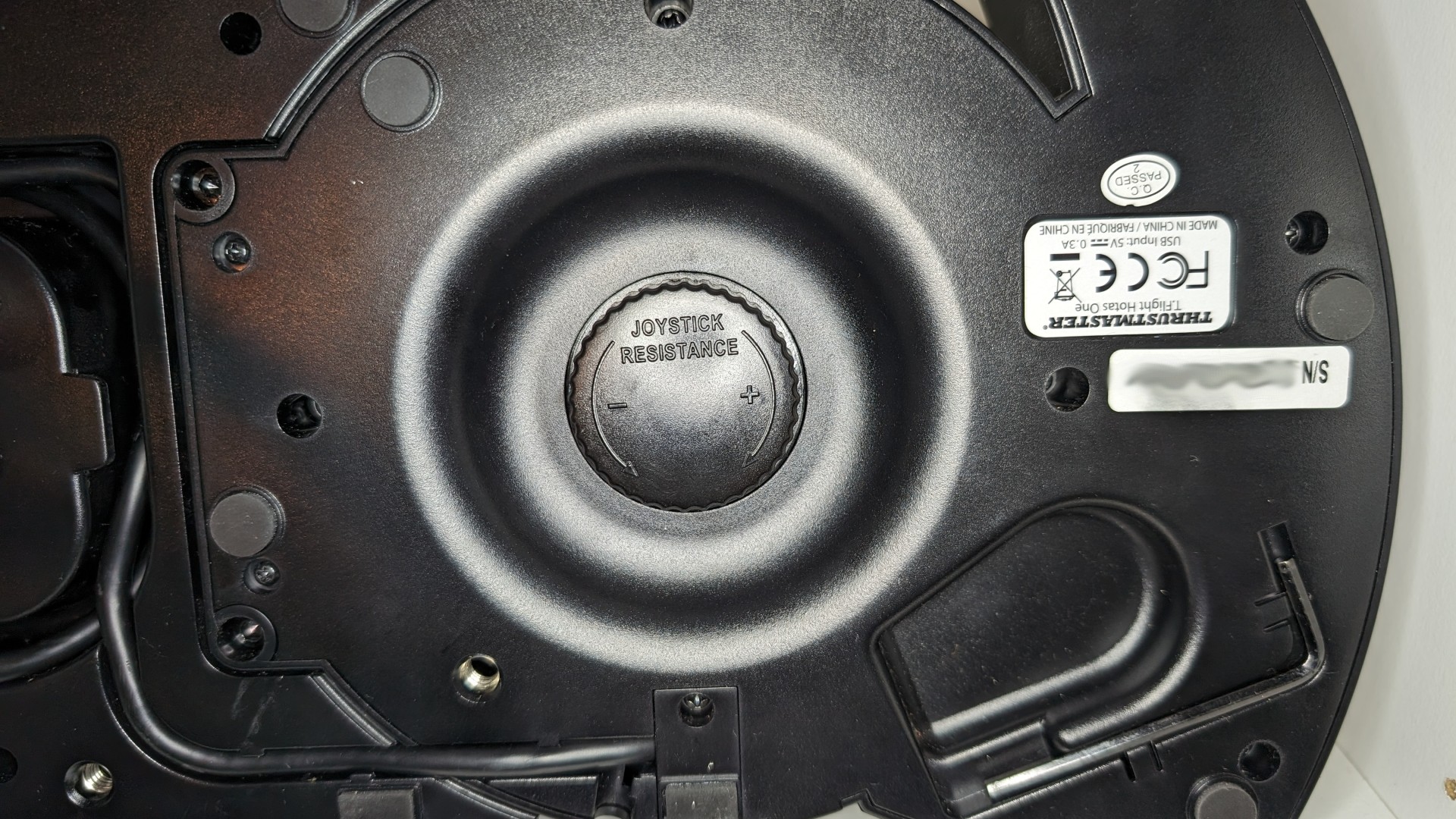Image d'examen Thrustmaster HOTAS montrant la partie résistance du joystick du contrôleur.
