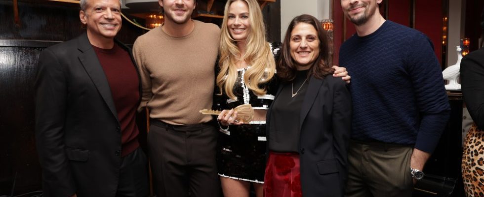 LOS ANGELES, CALIFORNIA - FEBRUARY 12: (EXCLUSIVE CONTENT) Mike De Luca, Tom Ackerley, Margot Robbie, Pam Abdy and Josey McNamara seen Warner Bros. and LuckyChap new partnership celebration on February 12, 2024 in Los Angeles, California. (Photo by Eric Charbonneau/Getty Images for Warner Bros.)