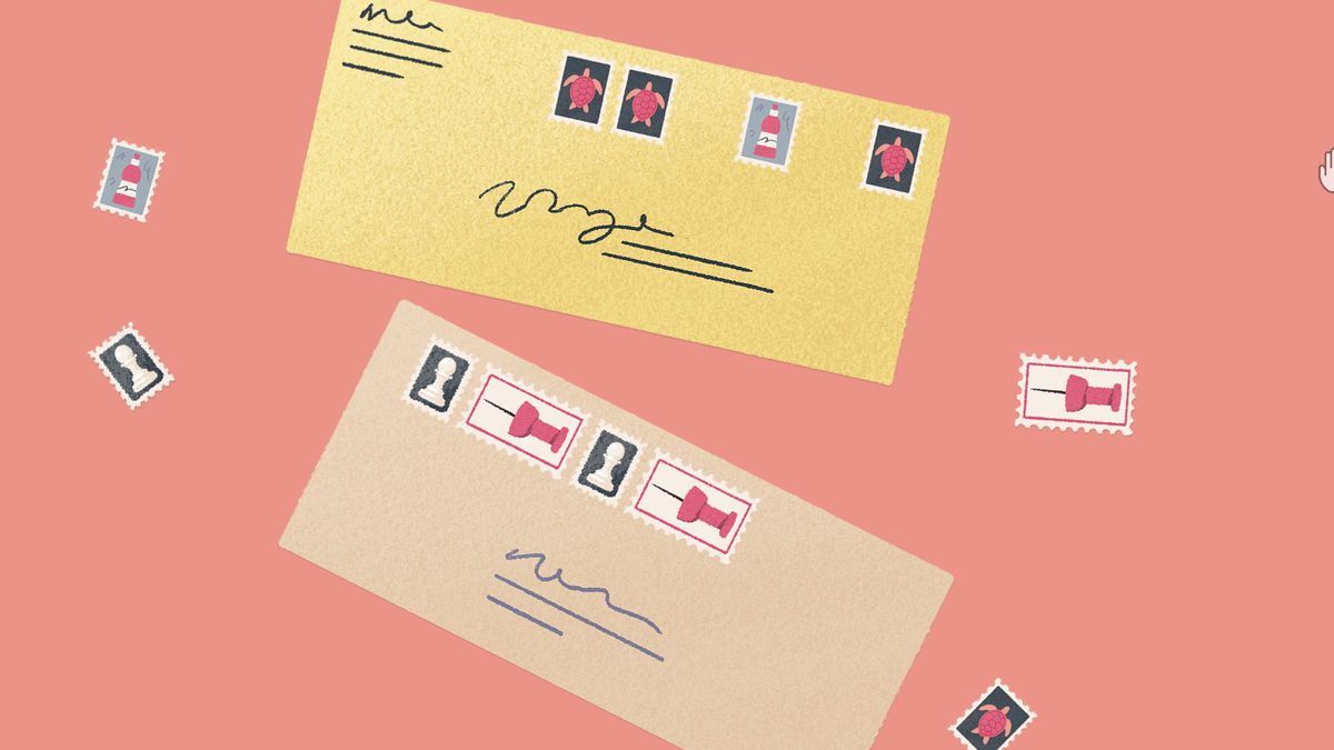 Un puzzle de timbres dans Un peu à gauche.  Il y a deux enveloppes – une jaune et une beige – et un tas de timbres sont éparpillés autour.