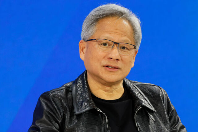 Le fondateur et PDG de NVIDIA, Jensen Huang, s'exprime lors du sommet annuel DealBook du New York Times, le 29 novembre 2023, à New York.