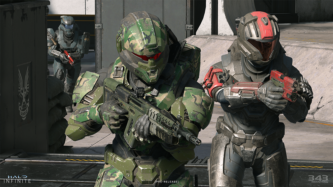 Deux soldats spartiates blindés préparent leurs fusils dans Halo Infinite
