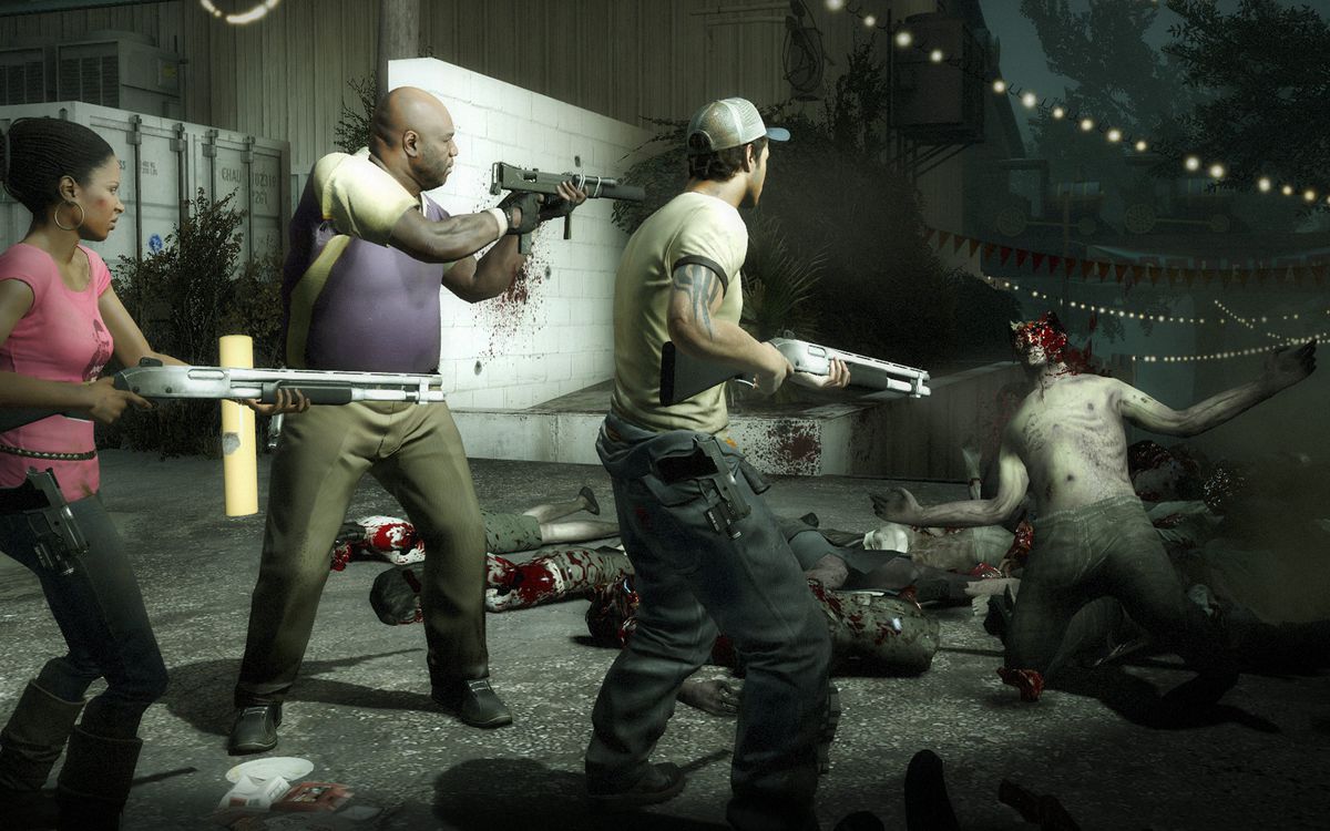 Toute la bande est là dans cette capture d'écran de Left 4 Dead, tirant sur des zombies.  Sauf le mec en blouse sport.  Personne ne l'aime.