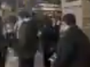 Une capture d'écran d'une vidéo publiée sur X de manifestants devant l'hôpital Mount Sinai à Toronto le lundi 12 février 2024. 