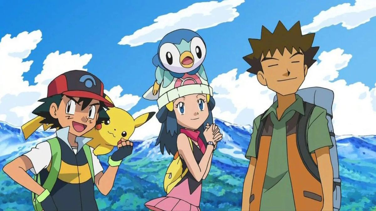 Trois personnages d'anime, un garçon aux cheveux noirs et une casquette (Ash) avec une créature jaune (Pikachu) sur son épaule, une fille aux cheveux bleus (Dawn) et une casquette rose et blanche avec une créature bleue et blanche sur la tête ( Tiplouf) et un garçon aux cheveux bruns hérissés avec une veste et un sac à dos orange et vert se tiennent devant une chaîne de montagnes.