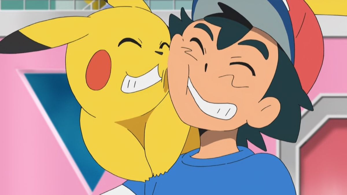 Un garçon d'anime souriant aux cheveux noirs et à la casquette rouge (Ash) frottant son visage contre une créature jaune souriante (Pikachu) sur son épaule.
