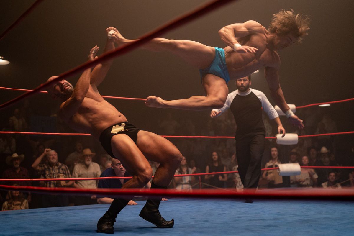 Un lutteur plongeant sur un autre lutteur dans un ring.