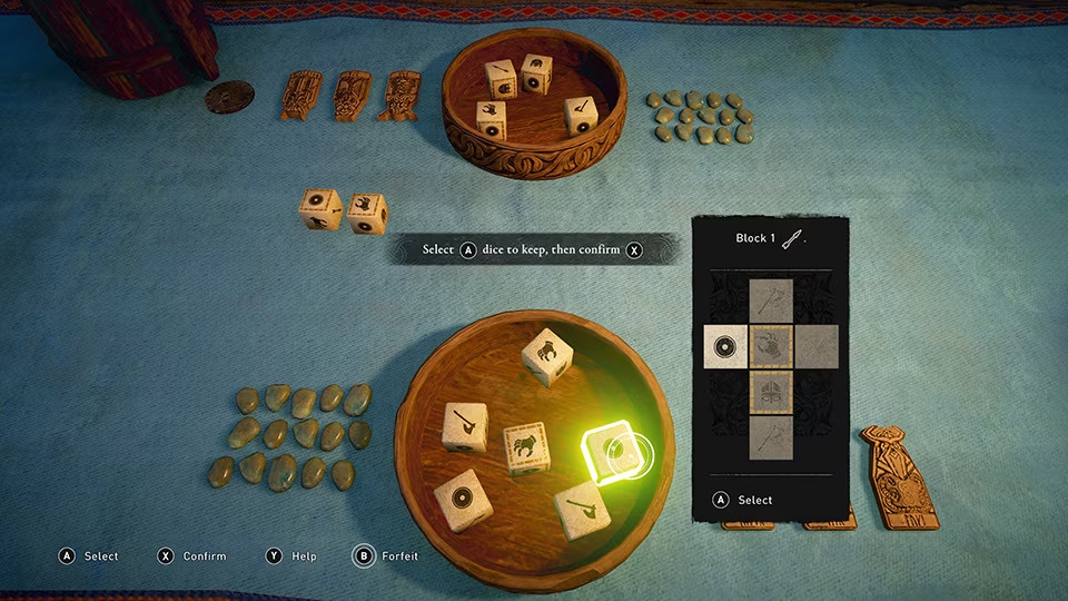 Une partie d'Orlog en gros plan.  Un dé est mis en évidence du côté du joueur sur la table.  Tous les dés sont dans un bol, et il y en a un autre du côté de l'adversaire.