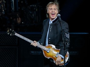 Paul McCartney se produit lors d'un concert dans le cadre de sa tournée One on One au Hollywood Casino Amphitheatre de Tinley Park, Illinois.