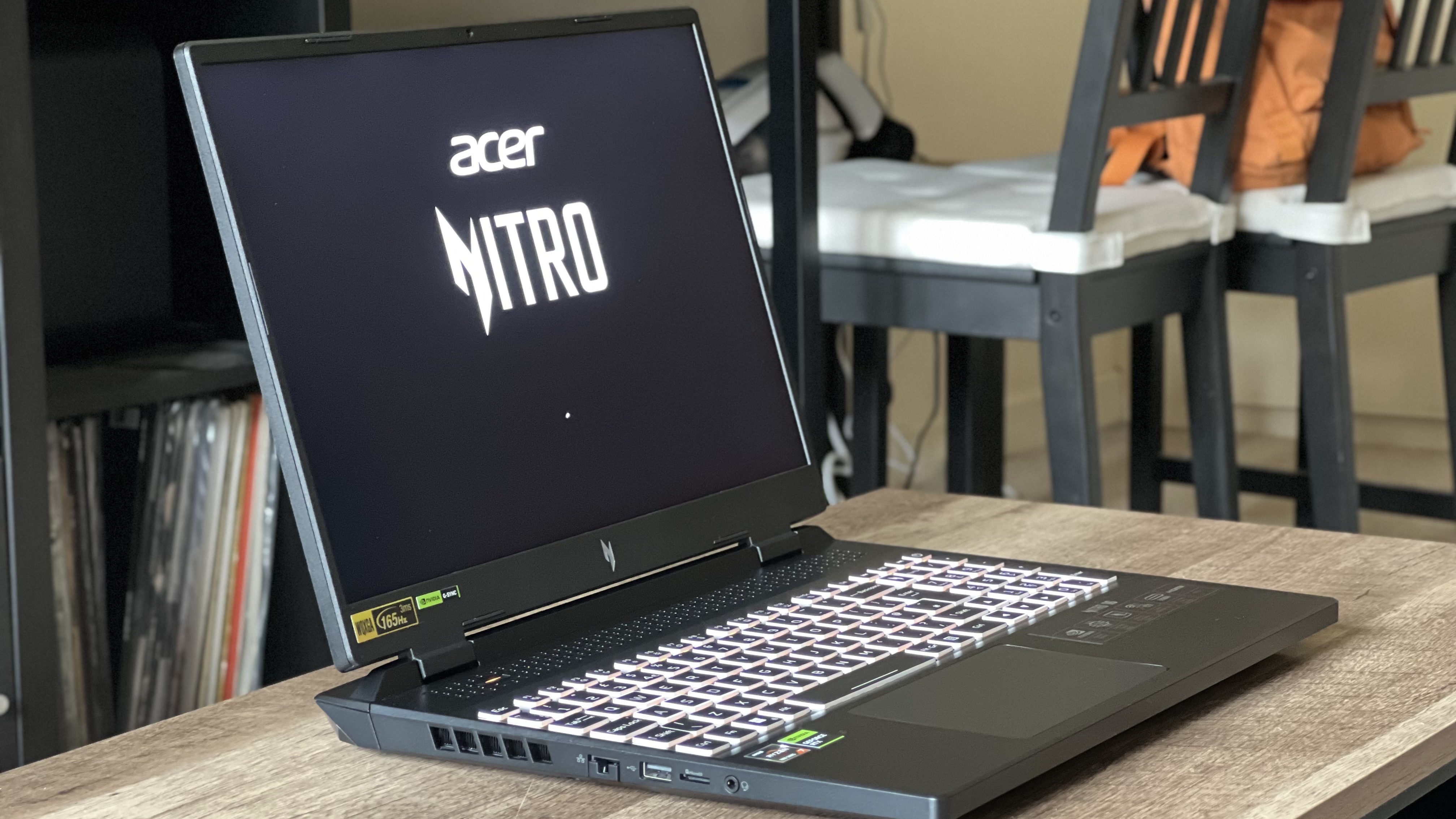 Ordinateur portable de jeu Acer Nitro 16 ouvert sur une table en bois