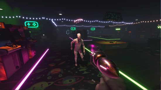 Hellbreach : Vegas - Le joueur brandit un pistolet à rayons d'apparence extraterrestre alors qu'un démon s'approche de lui à travers le sol d'un casino.